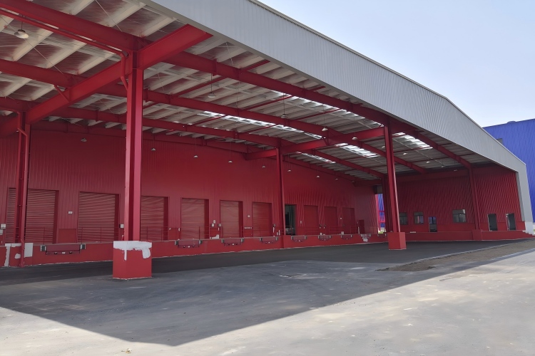 Vue ext&eacute;rieure d'un entrep&ocirc;t logistique en acier termin&eacute;