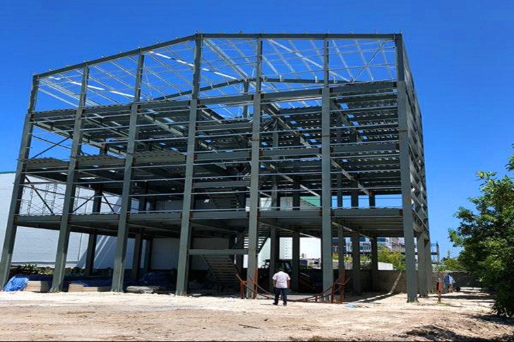 Vue ext&eacute;rieure du b&acirc;timent &agrave; structure m&eacute;tallique de 3 &eacute;tages