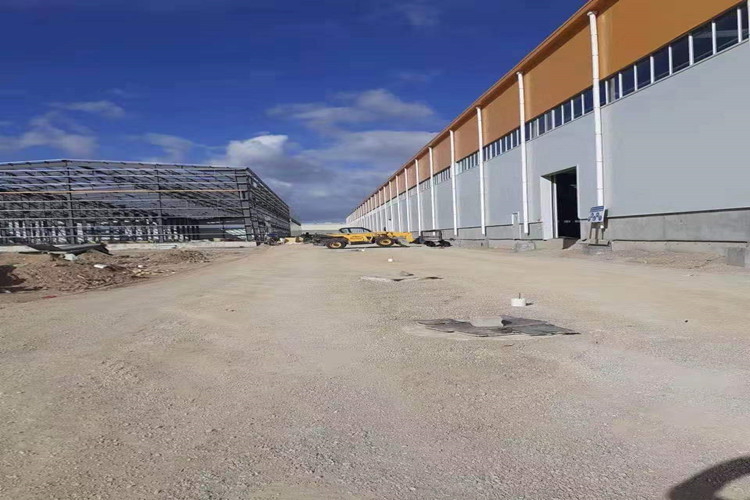 Hangar d'aviation &agrave; structure m&eacute;tallique pr&eacute;fabriqu&eacute;e de grande port&eacute;e en Alg&eacute;rie