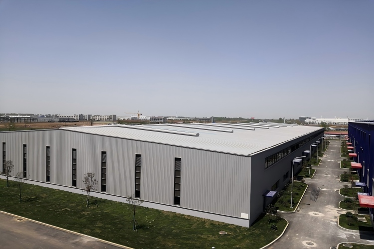 Charpente int&eacute;rieure d'un entrep&ocirc;t industriel pr&eacute;sentant un d&eacute;gagement &eacute;lev&eacute;