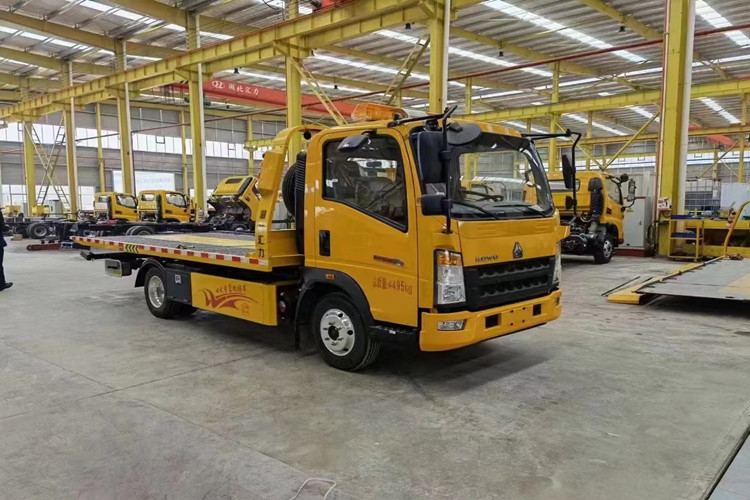 Vue int&eacute;rieure de l'atelier de camions mettant en &eacute;vidence la charpente secondaire et le rev&ecirc;tement en panneaux sandwich