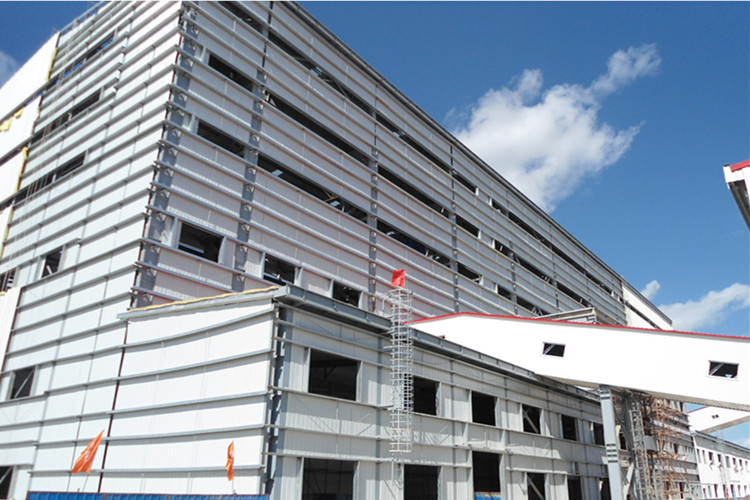 Vista exterior de um edif&iacute;cio de a&ccedil;o com estrutura met&aacute;lica de grande altura projetado para uso em oficinas industriais pesadas