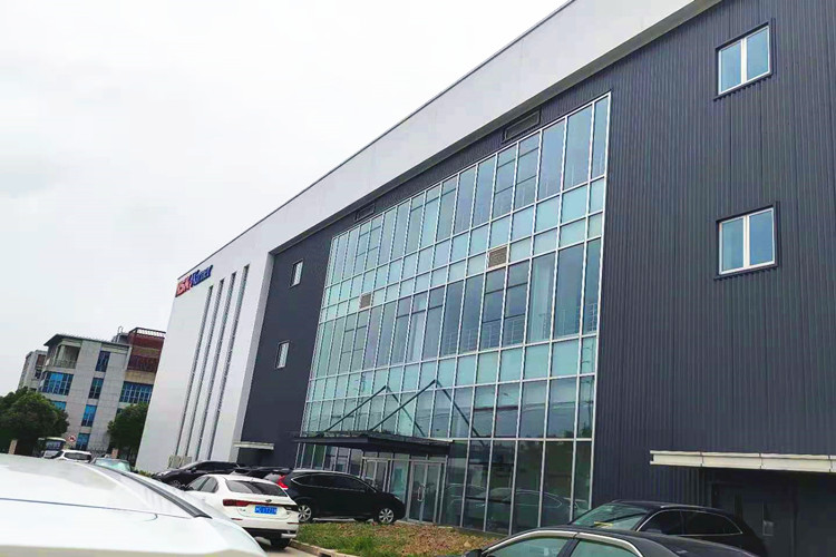 Atelier de structure en acier pr&eacute;fabriqu&eacute; &eacute;conomique dot&eacute; de vitrages &eacute;conomes en &eacute;nergie