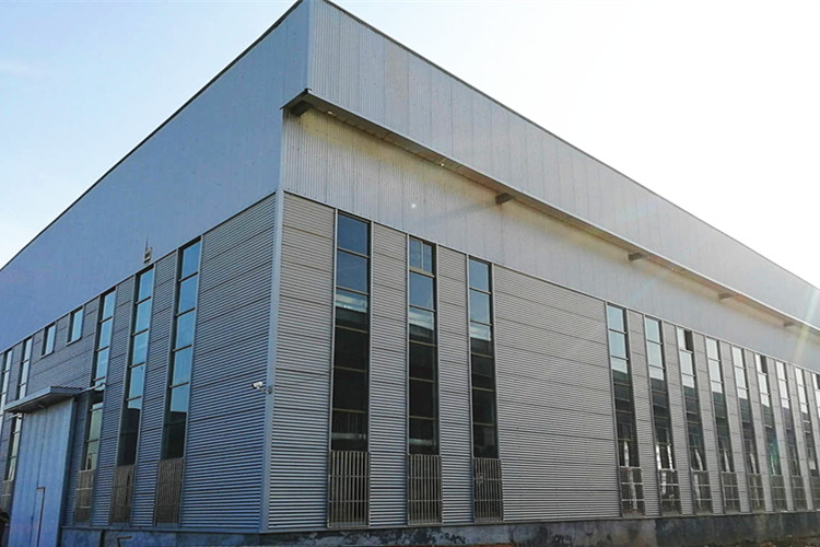 Usine de fabrication industrielle utilisant une construction &agrave; ossature d'acier robuste