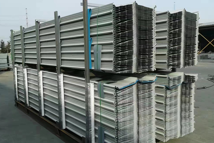Panneaux d'isolation thermique pour mur et toit d'entrep&ocirc;t