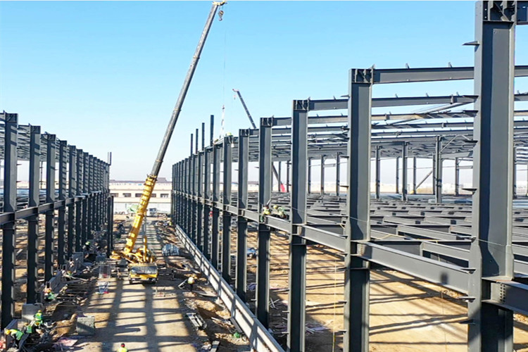 Conex&otilde;es aparafusadas de precis&atilde;o em uma estrutura de a&ccedil;o leve galvanizado para constru&ccedil;&atilde;o de oficinas