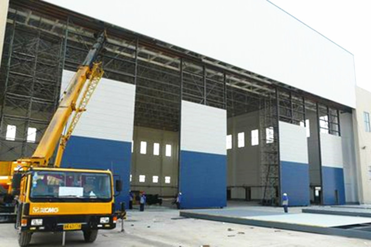 Hangar pour avions &agrave; structure m&eacute;tallique fabriqu&eacute;e avec ouverture de porte &agrave; grande port&eacute;e libre