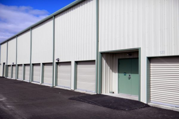 B&acirc;timent d'entrep&ocirc;t en acier pr&eacute;fabriqu&eacute; con&ccedil;u pour la location de stockage commercial avec int&eacute;rieur &agrave; port&eacute;e libre
